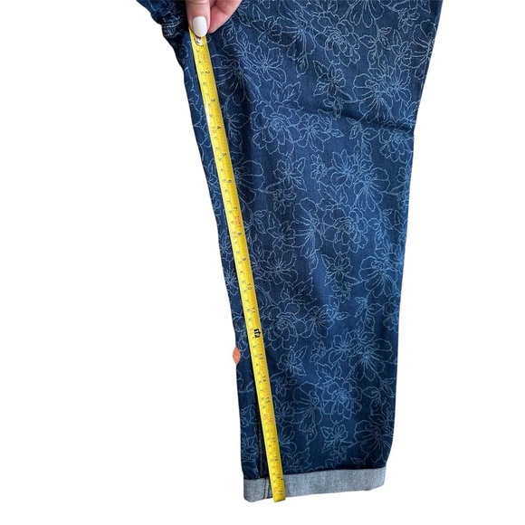 Capri jeans

Charter Club Bristol Capri jeans, size 10, floral pattern - Picture 7 of 9